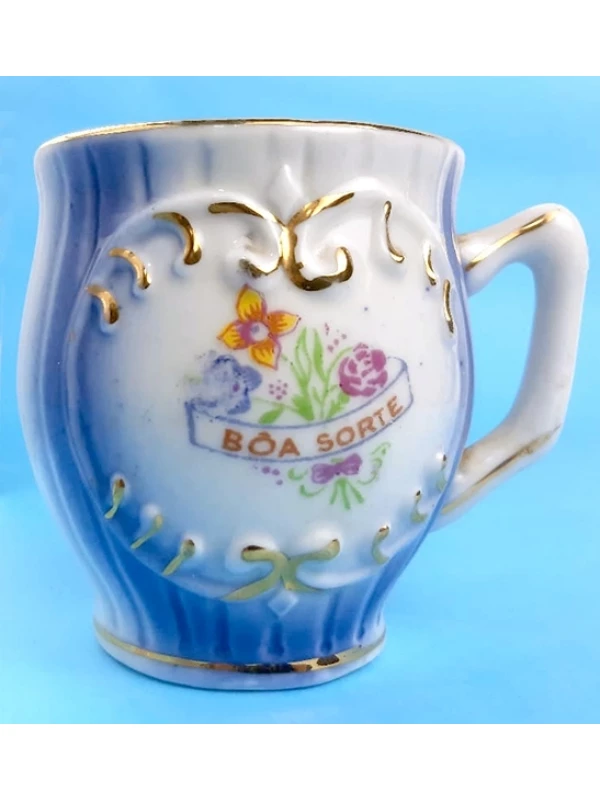 Caneca decorativa de porcelana