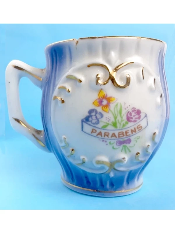 Caneca decorativa de porcelana